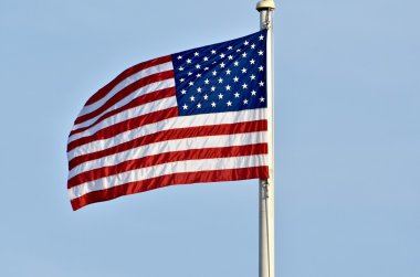 Rüzgarda dalgalanan Amerikan bayrağı