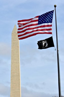Washington Anıtı arka planda bayrakla Pow Mia yanındaki ABD bayrağı