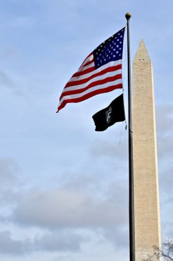 Washington Anıtı arka planda bayrakla Pow Mia yanındaki ABD bayrağı