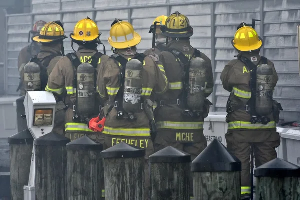 Annapolis brandkåren arbetar hårt för att släcka en brand — Stockfoto