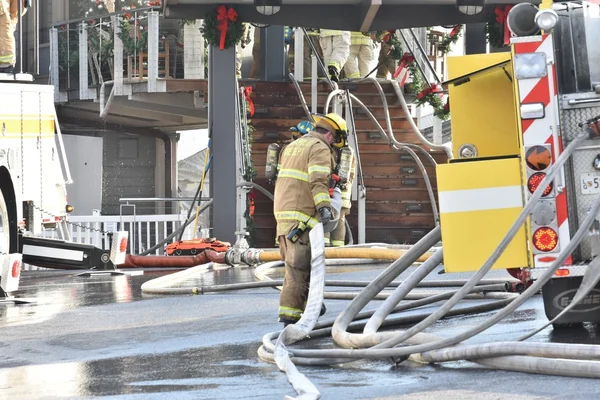 Annapolis brandkåren arbetar hårt för att släcka en brand — Stockfoto
