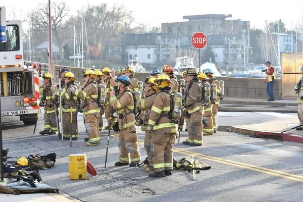 Annapolis hasiči usilovně pracuje na uhasit požár — Stock fotografie
