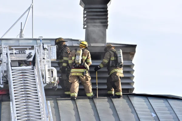 Bombeiros de Annapolis trabalhando duro para apagar um incêndio — Fotografia de Stock