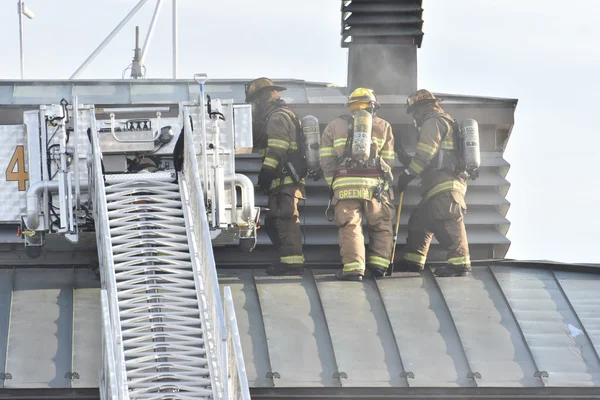 Les pompiers d'Annapolis travaillent dur pour éteindre un incendie — Photo