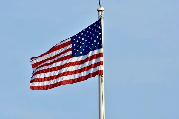 高く飛んでアメリカ国旗 — ストック写真