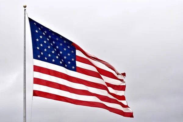 曇り空の背景を持つアメリカの国旗 — ストック写真