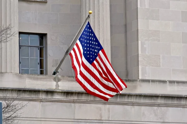 建物の外装から掛かっているアメリカのフラグ — ストック写真