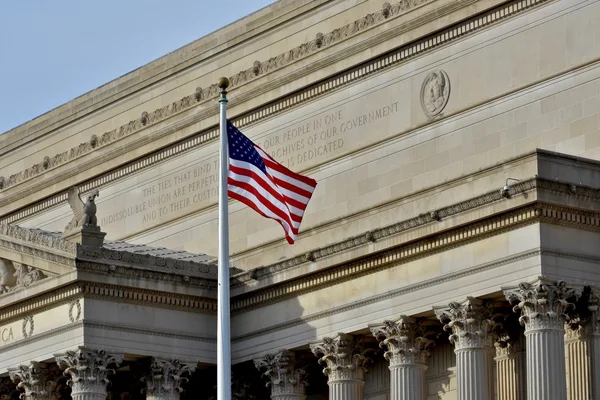 Drapeau des États-Unis devant un bâtiment historique avec une belle architecture — Photo