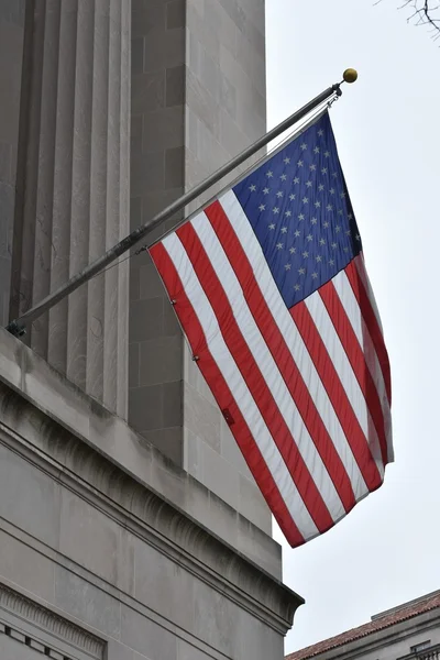 American flag hanging from the building exterior — Stock Photo, Image