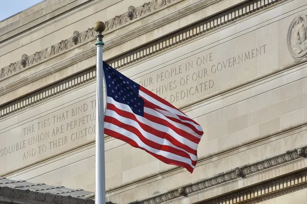 Bandiera USA di fronte a un edificio storico con una bella architettura — Foto Stock