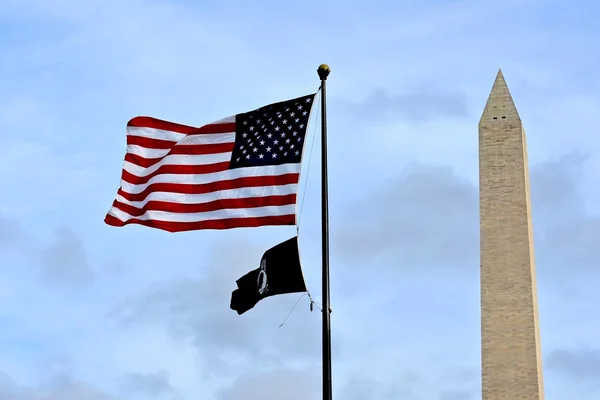 Флаг США рядом с флагом военнопленных с памятником Вашингтону на заднем плане — стоковое фото