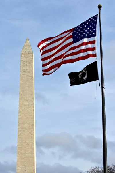 Bandiera USA accanto alla bandiera POW MIA con monumento a Washington sullo sfondo — Foto Stock