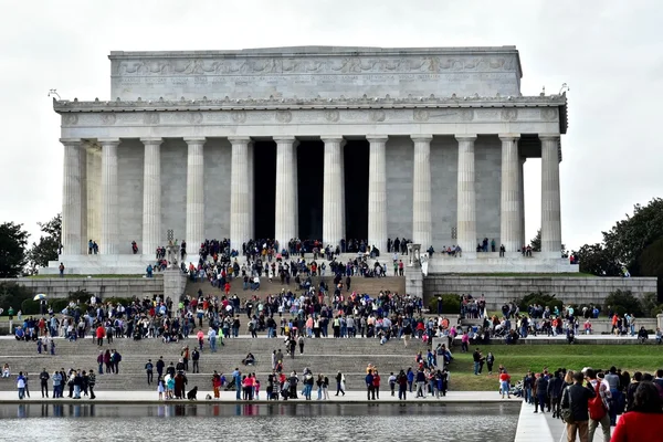 Туристы, осматривающие Национальный торговый центр в Вашингтоне — стоковое фото