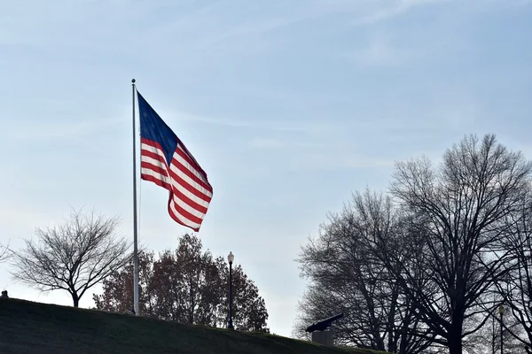 ボルティモアのフェデラル ・ ヒル公園の上にアメリカの国旗 — ストック写真