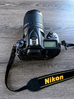 Ahşap yüzey Nikon D7200 DSLR kamera