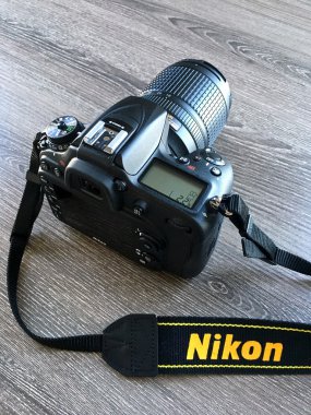 Ahşap yüzey Nikon D7200 DSLR kamera