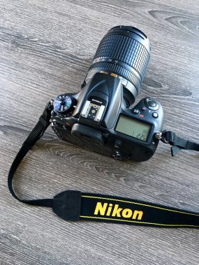 Ahşap yüzey Nikon D7200 DSLR kamera