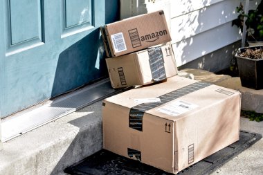 Amazon kutuları bir ev ön kapıya teslim