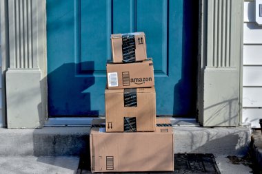 Amazon kutuları bir ev ön kapıya teslim