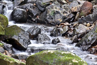 Dere üzerinden akan su