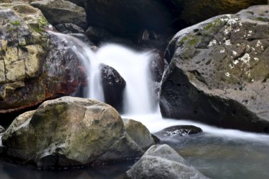 Küçük bir dere düşüyor