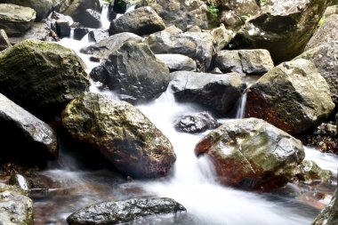 Dere üzerinden akan su