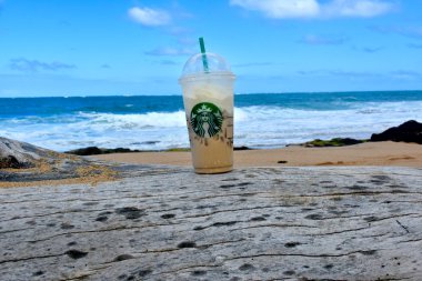 Starbucks kahve sahilde