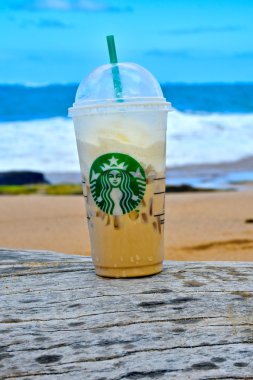 Starbucks kahve sahilde