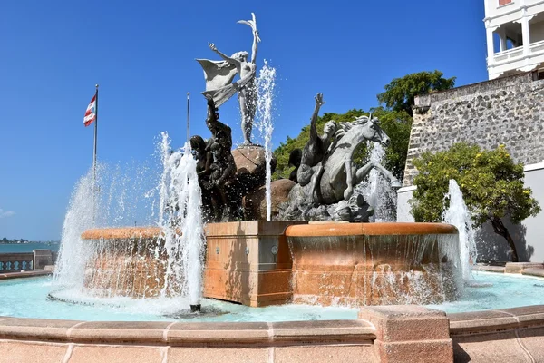 Chafariz e estátua em Puerto Rico — Fotografia de Stock