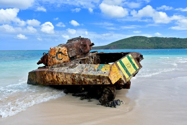 Culebra Flamenko plajda eski askeri tank