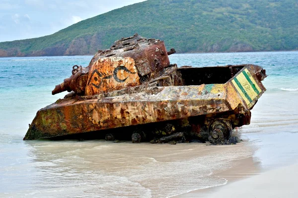 Culebra Flamenko plajda eski askeri tank