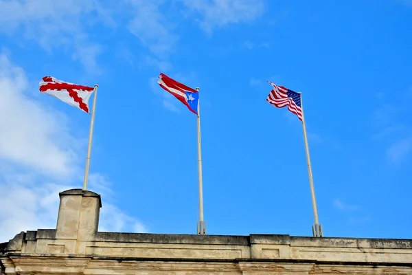 Bandiere che sventolano nel vento — Foto Stock