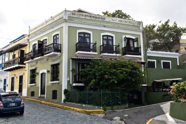 Old San Juan mimarisi üzerinde konut ve ticari binalar inşa