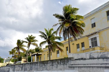 Old San Juan mimarisi üzerinde konut ve ticari binalar inşa