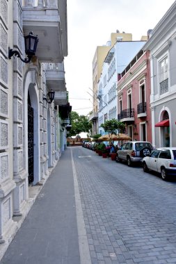 Old San Juan mimarisi üzerinde konut ve ticari binalar inşa