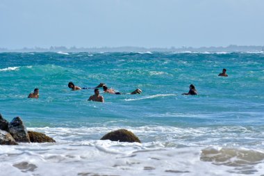 Condado sahilde dalgalar binmek sörfçü