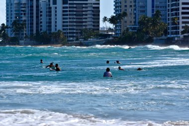 Condado sahilde dalgalar binmek sörfçü