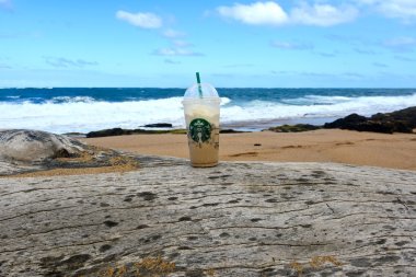 Starbucks kahve sahilde