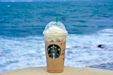 Starbucks kahve sahilde