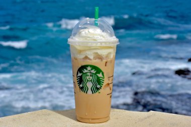 Starbucks kahve sahilde