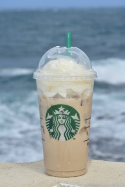 Starbucks kahve sahilde