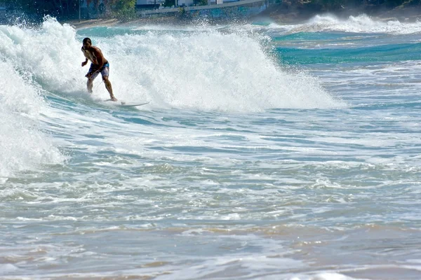 Les surfeurs chevauchent les vagues sur la plage de Condado — Photo