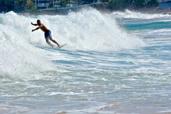 Les surfeurs chevauchent les vagues sur la plage de Condado — Photo
