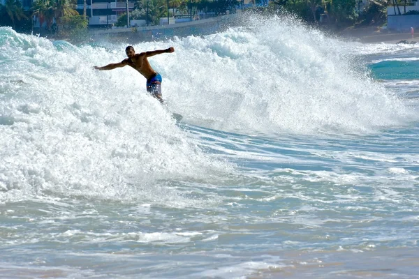 Surfers paardrijden golven op Condado beach — Stockfoto