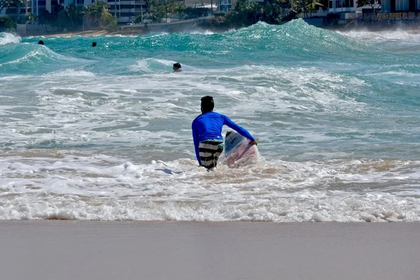 Surfers riding waves on Condado beach — Stock Photo, Image