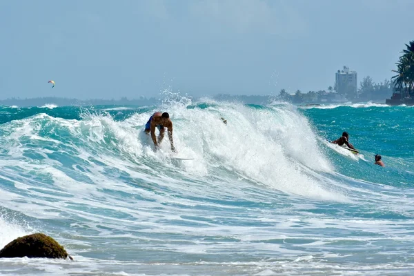 Surfers riding waves on Condado beach — Stock Photo, Image