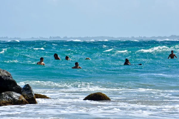 Серфингисты катаются на волнах на пляже Кондадо — стоковое фото