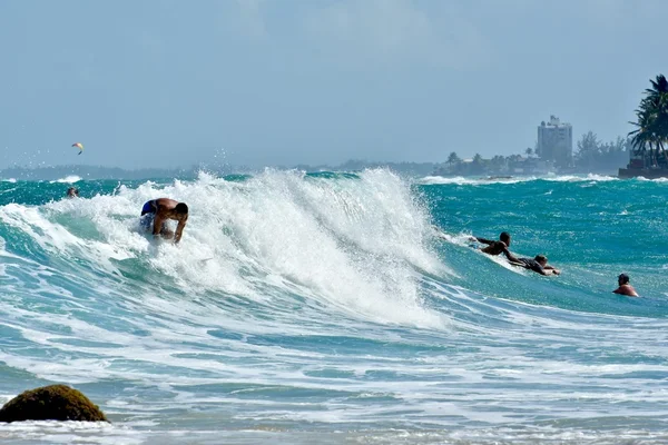 Surfers riding waves on Condado beach — Stock Photo, Image