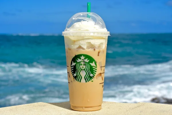 Starbucks coffee on the beach — Stock Photo, Image