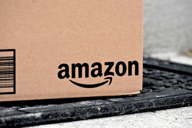 Amazon paketleri bir eve teslim